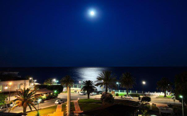 Hotel Mediterraneo Roccella Ionica Exterior foto
