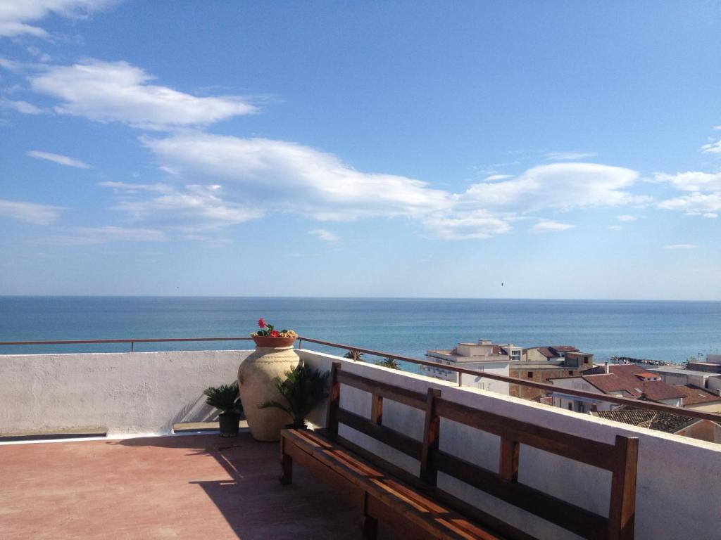 Hotel Mediterraneo Roccella Ionica Exterior foto