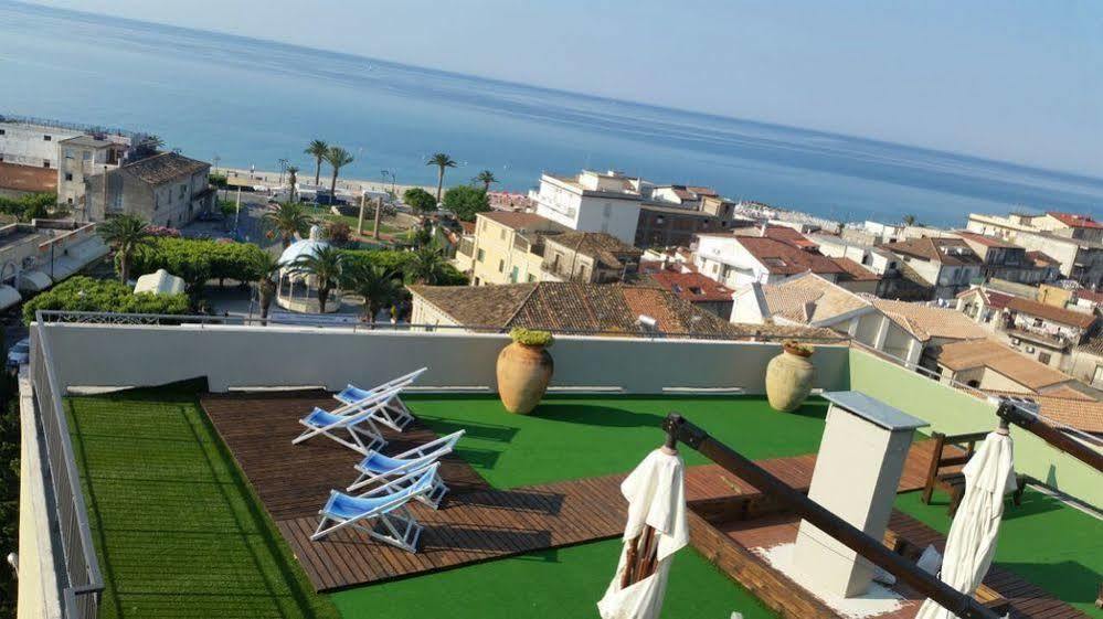 Hotel Mediterraneo Roccella Ionica Exterior foto