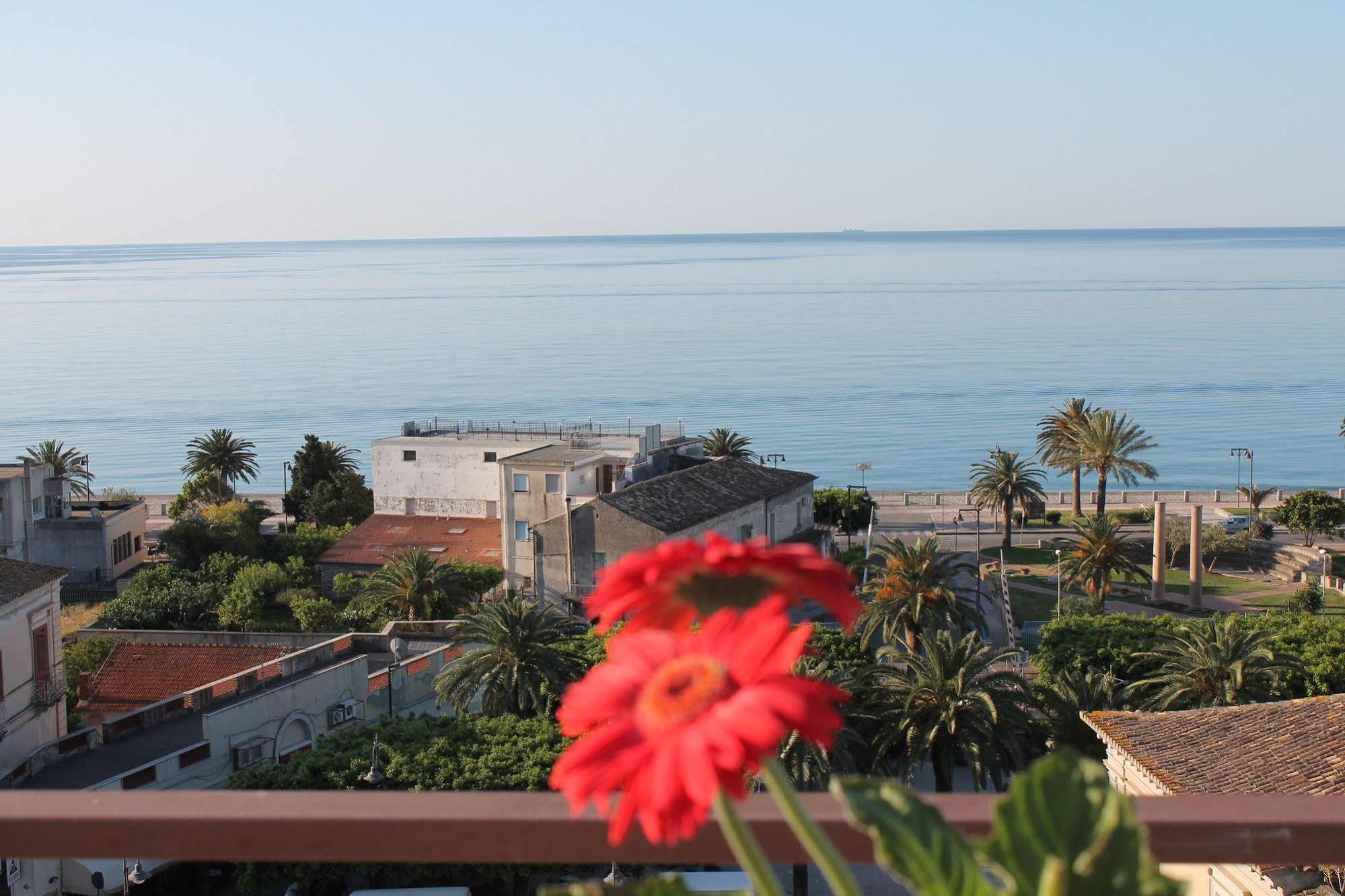 Hotel Mediterraneo Roccella Ionica Exterior foto